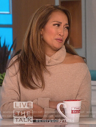 Carrie's beige turtleneck cutout sweater on The Talk