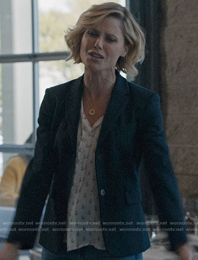 Claire's striped blazer on Modern Family