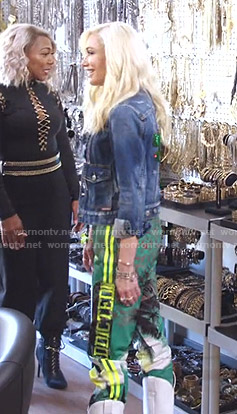 Gwen Stefani's green printed track pants on The Voice