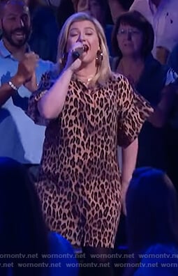 Kelly Clarkson's leopard print tunic dress on The Kelly Clarkson Show