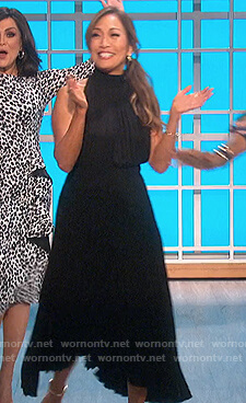 Carrie's black pleated dress on The Talk