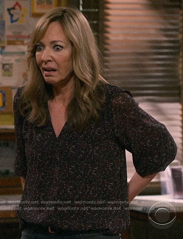 Bonnie's black printed v-neck top on Mom