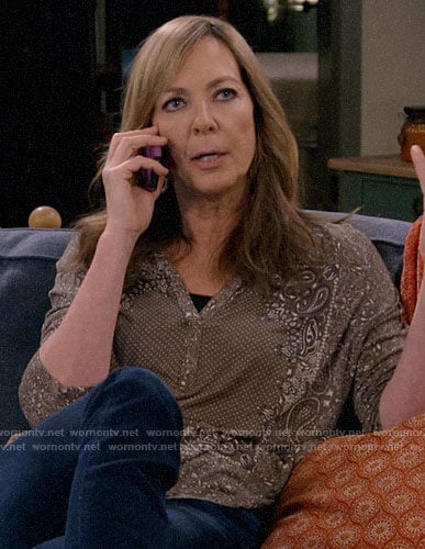 Bonnie's brown paisley print top on Mom