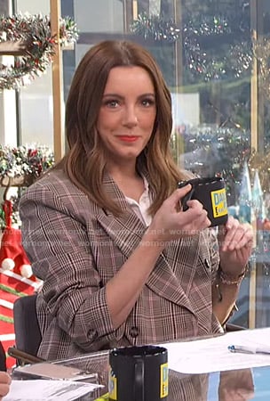Melanie's oversized plaid blazer on E! News Daily Pop