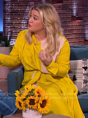 Kelly's yellow silk colorblock dress on The Kelly Clarkson Show