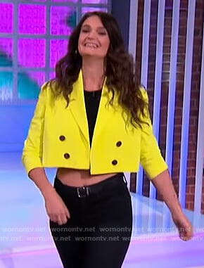 Sam DeRosa's lime cropped blazer on The Kelly Clarkson Show