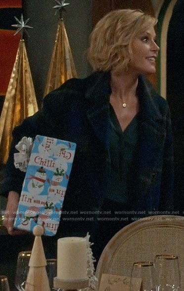 Claire's plaid coat on Modern Family