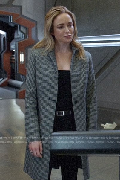 Sara's houndstooth coat on Batwoman