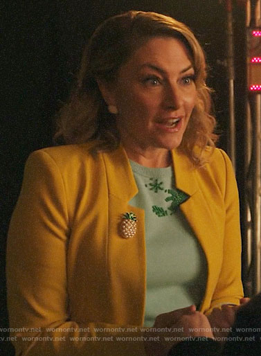 Alice's yellow coat on Riverdale