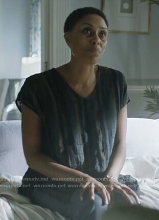 Lynn's striped linen caftan top on Black Lightning