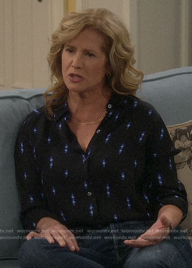 Vanessa's lightning bolt print shirt on Last Man Standing