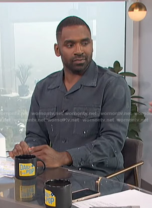 Justin's navy paint splatter shirt on E! News Daily Pop