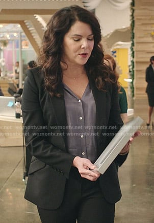 Joan's black blazer on Zoeys Extraordinary Playlist