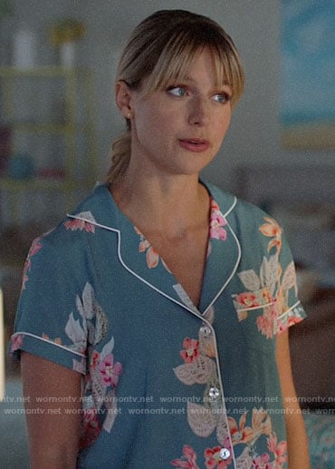 Kara's teal floral pajamas on Supergirl