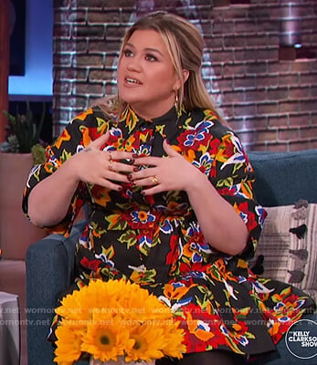 Kelly Clarkson's black floral shirtdress on The Kelly Clarkson Show