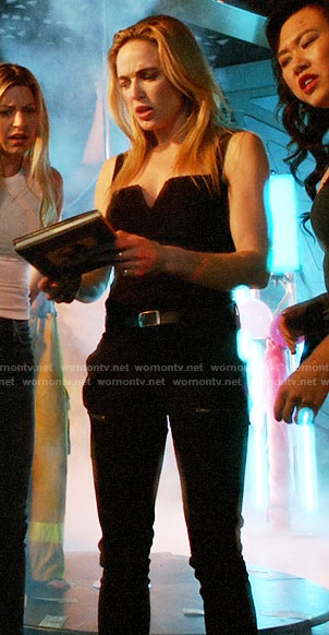 Sara's black notch top and zip jeans on Legends of Tomorrow