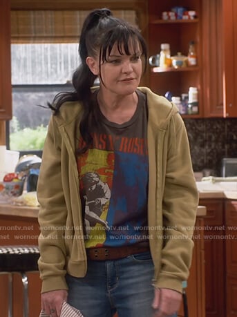 Jackie's black Guns N Roses graphic tee on Broke