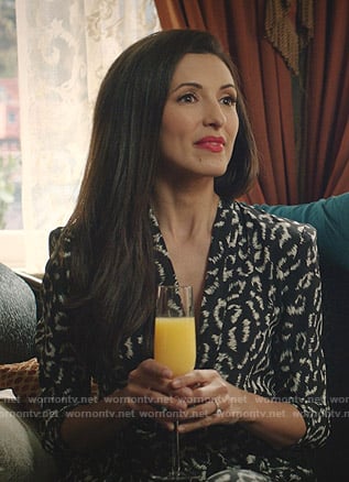 Jessica's black leopard print jumpsuit on Zoeys Extraordinary Playlist