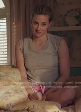 Betty's gray lettuce ruffle tee on Riverdale