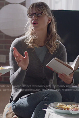 Kara's blue tee on Supergirl