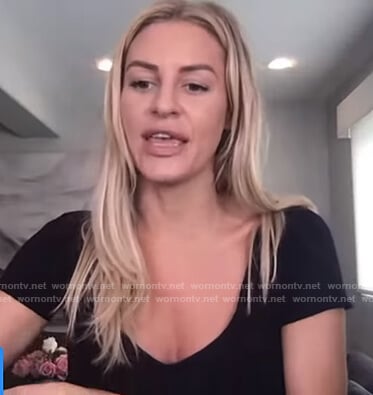 Morgan's navy v-neck short sleeve top on E! News Daily Pop