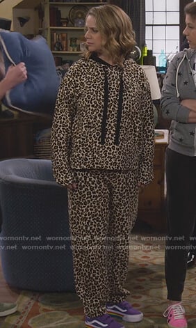 Kimmy's leopard hooded sweatshirt on Fuller House