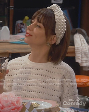 Elizabeth's white pearl embellished headband on Broke