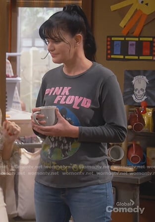 Jackie's black Pink Floyd graphic tee on Broke