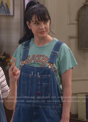 Jackie's green Grateful Dead graphic tee on Broke