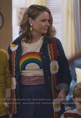 Kimmy's white bacon and egg scarf and tee on Fuller House