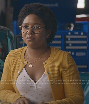 Beth's floral top and yellow cardigan on Stargirl