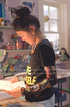 Claudia's black graphic print top and tee on The Baby-Sitters Club