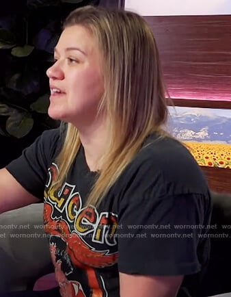 Kelly's Queen graphic tee on The Kelly Clarkson Show