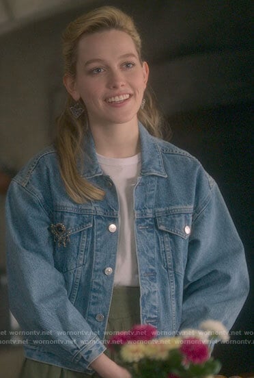 Dani's denim jacket and green midi skirt on The Haunting of Bly Manor