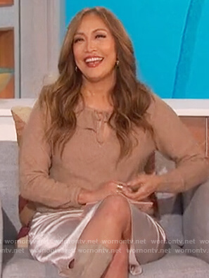 Carrie's beige tie neck sweater on The Talk