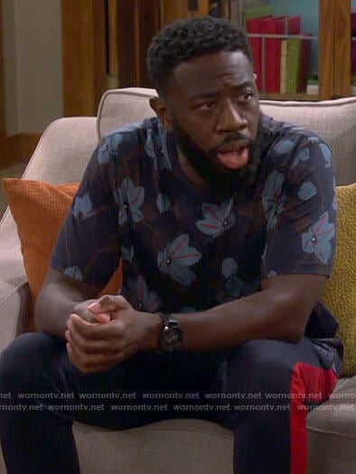 Malcom's blue floral t-shirt on The Neighborhood