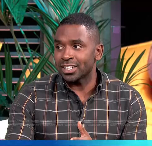 Justin's black plaid shirt on E! News Daily Pop