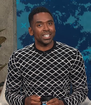 Justin's black wave patterned sweater on E! News Daily Pop