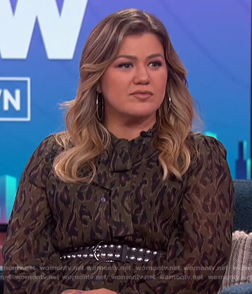 Kelly's green leopard tie neck dress on The Kelly Clarkson Show