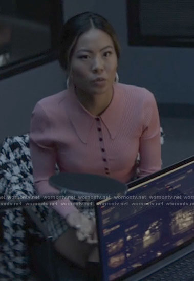 Mary's pink ribbed polo top on Batwoman