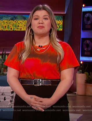 Kelly's red tie dye tee on The Kelly Clarkson Show