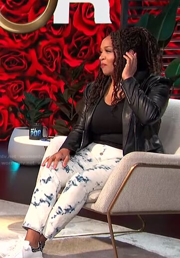 kym's tie dye jeans on E! News Daily Pop