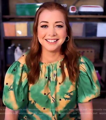 Alyson Hannigan's green tie dye top on The Drew Barrymore Show