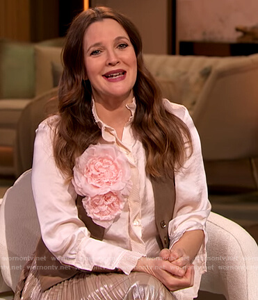 Drew's pleated metallic skirt on The Drew Barrymore Show