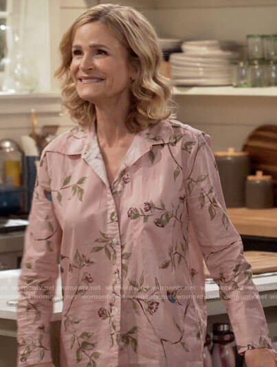 Jean's pink floral pajamas on Call Your Mother