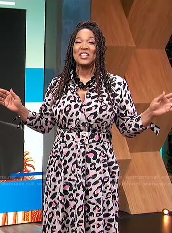 kym's pink leopard belted dress on E! News Daily Pop
