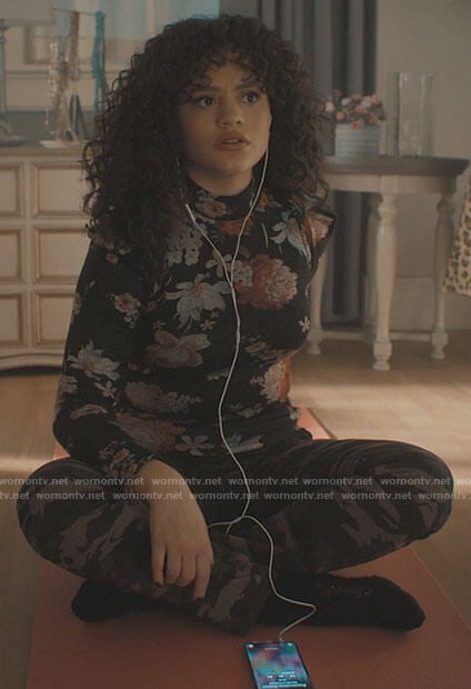 Maggie's floral mock neck long sleeve top on Charmed