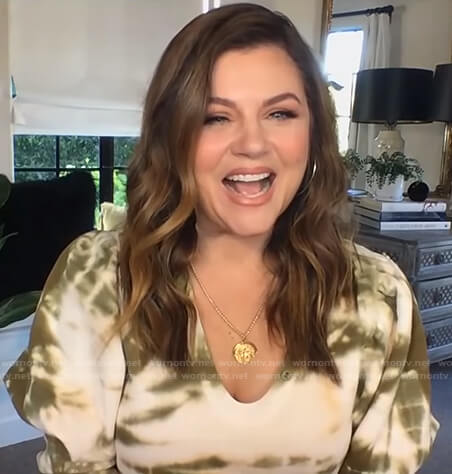 Tiffani Thiessen's tie dye puff sleeve sweater on E! News Daily Pop