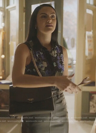 Veronica's black leather bag on Riverdale