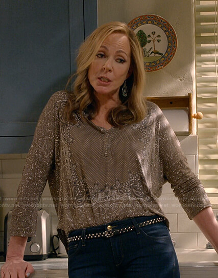 Bonnie's khaki bandana print top on Mom